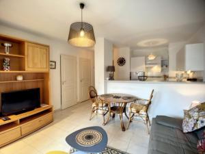 Kuchyňa alebo kuchynka v ubytovaní Appartement F2 climatisé avec terrasse, parking privé, à 700m des Thermes de Lamalou-les-Bains - FR-1-451-168
