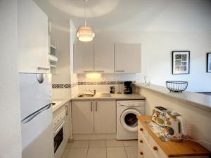 Kuchyňa alebo kuchynka v ubytovaní Appartement F2 climatisé avec terrasse, parking privé, à 700m des Thermes de Lamalou-les-Bains - FR-1-451-168