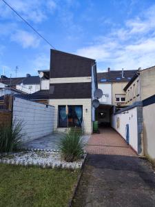 un edificio blanco y negro con entrada en Wohlfühloase Mönchengladbach 1, en Mönchengladbach