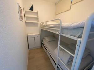 een kleine kamer met 2 stapelbedden bij Appartement Arcachon, 3 pièces, 6 personnes - FR-1-374-199 in Arcachon
