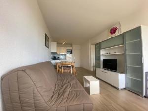 een woonkamer met een bed en een eetkamer bij Appartement Arcachon, 3 pièces, 6 personnes - FR-1-374-199 in Arcachon