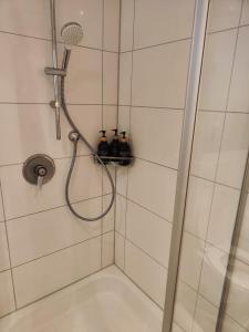 een douche met een douchekop in de badkamer bij Wohlfühloase Mönchengladbach 1 in Mönchengladbach
