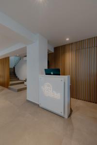 una oficina con un cartel que lee citilisk en un edificio en Fildisi luxury suites, en Nauplia