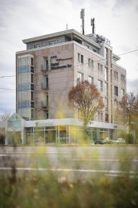 ein großes Gebäude vor einer Straße in der Unterkunft Hotel Blaubeurer Tor in Ulm