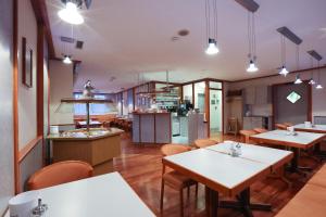 Hotel Blaubeurer Tor的厨房或小厨房