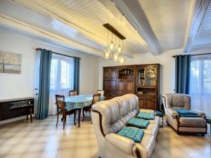 Posedenie v ubytovaní Maison F4 avec terrasse, parking et animaux acceptés - FR-1-451-185