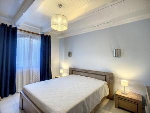 Posteľ alebo postele v izbe v ubytovaní Maison F4 avec terrasse, parking et animaux acceptés - FR-1-451-185