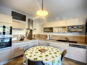 Kuchyňa alebo kuchynka v ubytovaní Maison F4 avec terrasse, parking et animaux acceptés - FR-1-451-185