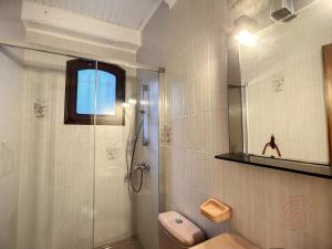 Kúpeľňa v ubytovaní Maison F4 avec terrasse, parking et animaux acceptés - FR-1-451-185