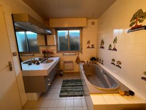 Kúpeľňa v ubytovaní Maison spacieuse à Olonne-sur-Mer avec jardin clos, proche plages et commerces, idéale familles - FR-1-197-560