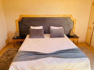 ein Schlafzimmer mit einem großen Bett mit zwei Nachttischen in der Unterkunft Villa Korima in Marrakesch