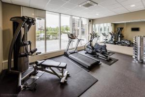 een fitnessruimte met loopbanden en crosstrainers in een gebouw bij OZO Hotels Arena Amsterdam in Amsterdam