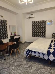 una camera con letto, scrivania e tavolo di Tastefully furnished apartment a Port Harcourt