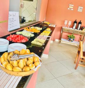 un buffet con una cesta de comida en un mostrador en Pousada Semente, en Arraial d'Ajuda