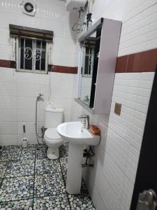 bagno con lavandino e servizi igienici di Tastefully furnished apartment a Port Harcourt