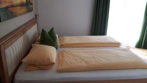 Postel nebo postele na pokoji v ubytování Alpen Apartments Zell am See