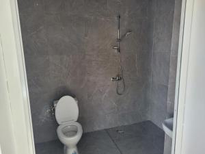 een badkamer met een toilet en een douche bij Villa Sylla fall in Toubab Dialaw