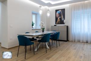 B&B IL GLICINE في Pellezzano: غرفة طعام مع طاولة وكراسي زرقاء
