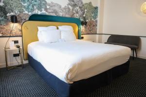 Postel nebo postele na pokoji v ubytování Best Western Hotel du Pont Wilson