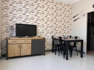 Televízia a/alebo spoločenská miestnosť v ubytovaní Appartement cosy 4 pers à 50m de la plage et du marché, centre-ville des Sables-d'Olonne - FR-1-197-562 + 6 fotografií