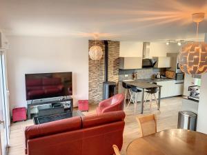 Kuchyňa alebo kuchynka v ubytovaní Maison neuve 6 pers à 350m mer, proche balades, avec wifi et jardin - FR-1-361-473