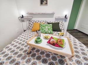 un tavolino con due piatti di cibo su un letto di Trilocale Laureati vista mare a 50m dalla spiaggia a San Benedetto del Tronto