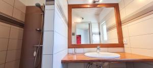 Koupelna v ubytování Dans le centre de la Couarde, superbe villa familiale + 10 fotografií