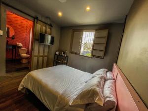 a bedroom with a bed and a window at Sr Luis Hotel Boutique - Zona Héroes - Recepción Digital 24H in Bogotá