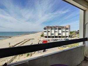 widok na plażę z balkonu apartamentu typu condo w obiekcie Studio côtier rénové climatisé avec parking privé, Carnon, aménagé pour 3 pers - FR-1-715-23 w mieście Mauguio