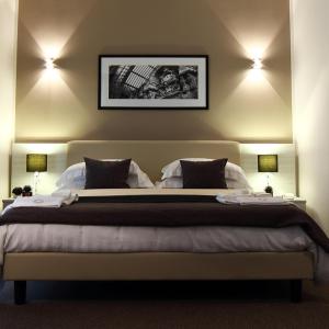 um quarto com uma cama grande e 2 candeeiros em Stelle Hotel The Businest em Nápoles