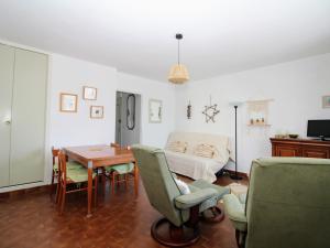 sala de estar con cama, mesa y sillas en Appartement Saint-Cyprien, 2 pièces, 4 personnes - FR-1-309-370, en Saint-Cyprien