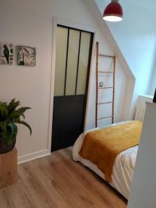 a bedroom with a ladder and a bed in a room at ☆ T2 hypercentre ✢ plage à 400m ✢ tout équipé ☆ in Dinard