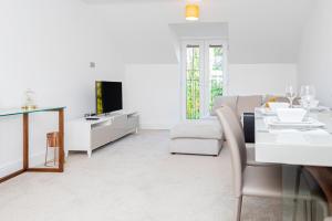 a white living room with a couch and a tv at 2 Bed Free Private Parking Leisure Contractor in Higham Ferrers