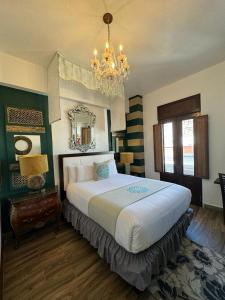 Letto o letti in una camera di CasaBlanca Hotel