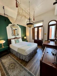 Letto o letti in una camera di CasaBlanca Hotel