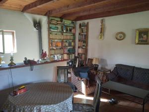 een woonkamer met een tafel, stoelen en boeken bij Etno rural house,Bjelopavlići, Novo Selo, Danilovgrad in Danilovgrad