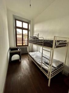 a room with two bunk beds and a window at Grand Messier 8 personnes in Senones