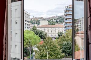 een uitzicht vanuit een raam van een stad bij Bell’occhio Colorful Apartment with parking in Perugia