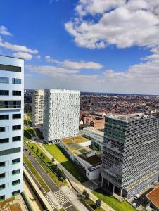 een luchtzicht op een stad met hoge gebouwen bij The Wonder Shore in Antwerpen