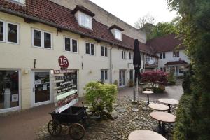 a courtyard with tables and chairs in front of a building at fewo1846 - Lille Petuhtante II - elegante Vintage-Wohnung mit 2 Schlafzimmern in Flensburg
