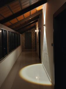 een lege kamer met een bad in een gebouw bij Coffee valley resort (CVR) in Yercaud