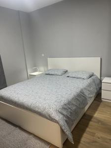 ein Bett mit zwei Kissen darauf in einem Schlafzimmer in der Unterkunft Exclusive Apartment Nha Kubico in Madeiral