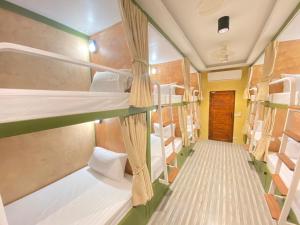 Двухъярусная кровать или двухъярусные кровати в номере Sierra Hostel