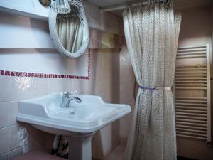 uma casa de banho com um lavatório e uma cortina de chuveiro em B&B Zelmirà em Rimini