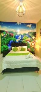 een slaapkamer met een groot schilderij aan de muur bij Hotel Restaurante La Bodega de Amar in Cajamarca