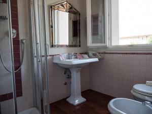 A bathroom at B&B Zelmirà