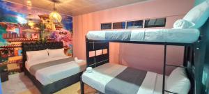 een slaapkamer met 2 stapelbedden in een kamer bij Hotel Restaurante La Bodega de Amar in Cajamarca
