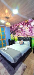 een slaapkamer met een groot bed met bloemen aan de muur bij Hotel Restaurante La Bodega de Amar in Cajamarca