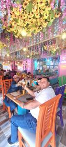een groep mensen aan een tafel in een restaurant bij Hotel Restaurante La Bodega de Amar in Cajamarca