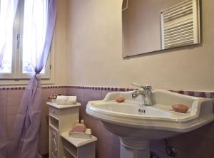 A bathroom at B&B Zelmirà
